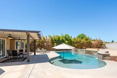 Image de Gorgeous 4-Bdrm Home/ Heated Pool/ Quite Neighborhood/ Fireplace/ Fast Internet