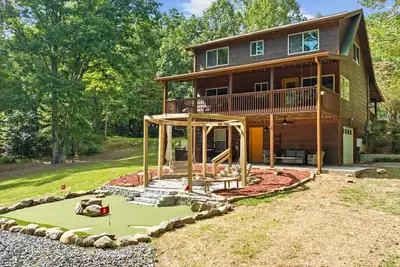 Image de Cabin At The Lake-Morganton - Hot tub, Pet Friendly