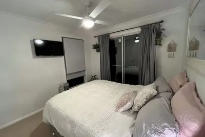 Image de The She Shack Cooma. \nLight filled, woodfire snow or workers accommodation