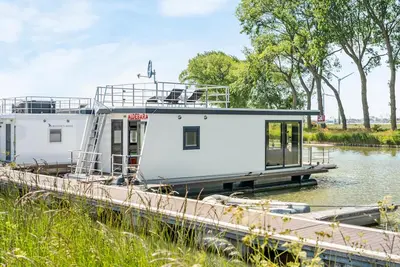 Image de Belle péniche avec vue sur l'eau