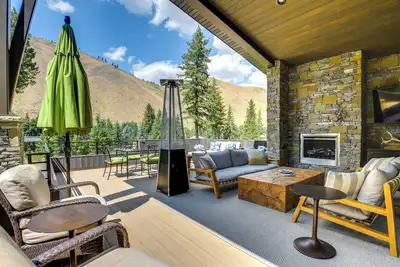 Luxury Alpine Home w/ Hot Tub: 1 Mi to Sun Valley!