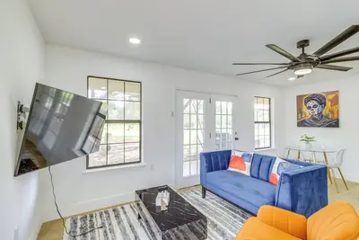 Image de 11 Mi to Golf: Home w/ Fishing Pond in Hempstead