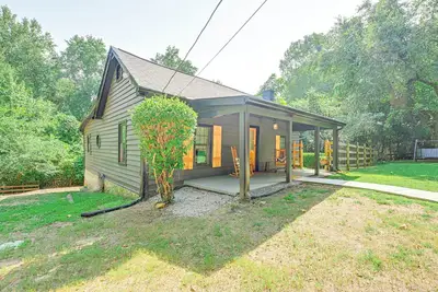 Image de Cabin w/ Fire Pit - 7 Mi to Downtown Carrollton!