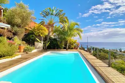 Image de *Villa Floraya* - piscine chauffée et vue océan
