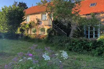 Image de Maison chaleureuse dans joli village bourguignon, grand jardin un peu romantique