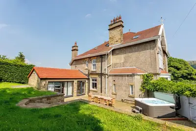 Image de 8 Bed Luxury Home With Hot Tub