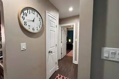 Image de Bright 2 Br 8 min from Jfk, 4 min from Us and Mall, Free Street Parking 24/7.