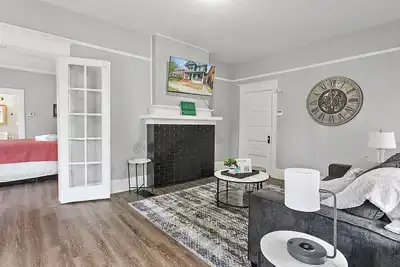 Image de Captivating 1br Retreat on 10th Street