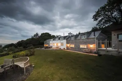 Image de Incredible stay overlooking Red Wharf By sleeping up to 8 guests with hot tub & garden lounge area