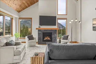 Image de Mountain Dreams Penthouse | Hot Tub & Panoramic Views | New in Spring Creek