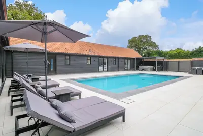 Image de County Farm Barn, family friendly, with pool in South Walsham