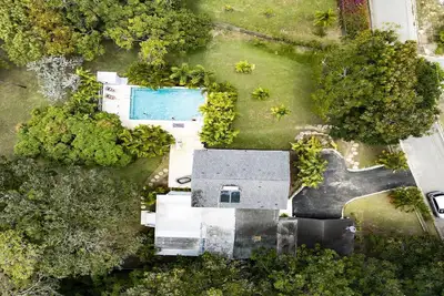 Image de A 4 Bedroom Villa With A Private Pool Located A Stroll From Gibbs Beach