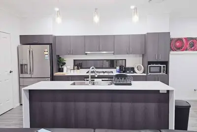 Image de Blissful Modern 5 Br Lux Style Family House