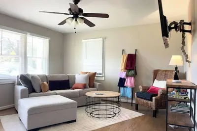 Image de Comfortable Home by Lakepoint Sports Complex\n\n