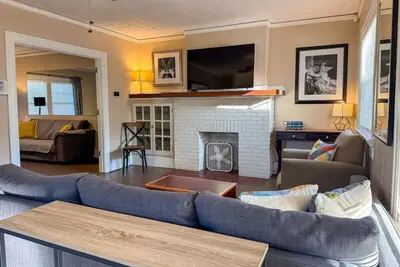 Image de Spacious 3 Bedroom, Sleeps 12 w/ 7 Beds + Parking