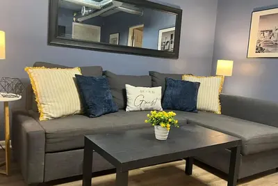 Image de Funky 3rd Floor Condo, 5 Beds w/ Sofa Bed + Wifi!