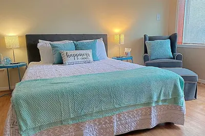Image de Charming Studio Jeannette Sleeps 3 Queen Bed