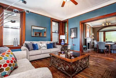 Image de Downtown Mansion: 7 Bedrooms, 2. 5 Baths, Sleeps 20