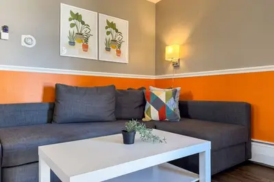 Image de Sleeps 4! Charming 1 Bedroom w/ 2 Beds + Wifi!