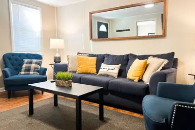 Image de Sleeps 21! 8 Br w/ 16 Beds & Large Driveway + Wifi