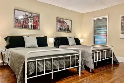 Image de *Amazing* Sleeps 19 w/ 14 beds @ Downtown Location