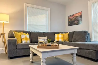 Image de Spacious 4 bedroom, Sleeps 8 w/ 7 Beds + Parking