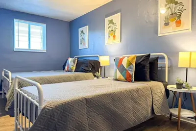 Image de Sleeps 8! Charming 2 Br w/ 5 beds + Wifi