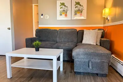 Image de Sleeps 4! 1 Bedroom, 3 Beds w/ Parking + Wifi