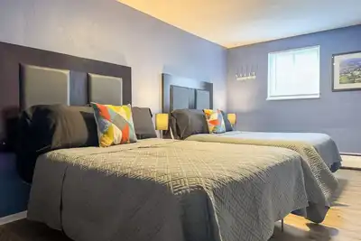 Image de 2 Full Apartments, 4 Bedrooms, 12 Beds + Parking