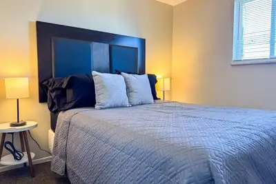 Image de Sleeps 8! 2 Full Apartments w/ 3 Beds and Parking