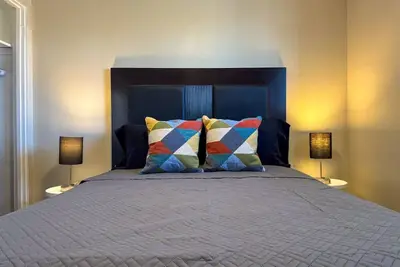 Image de Sleeps 4! 1 Bedroom, 2 Beds w/ Parking + Wifi