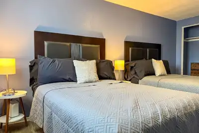 Image de Cozy 2 Bedroom w/ 5 Beds + Sofa Bed & Wifi!