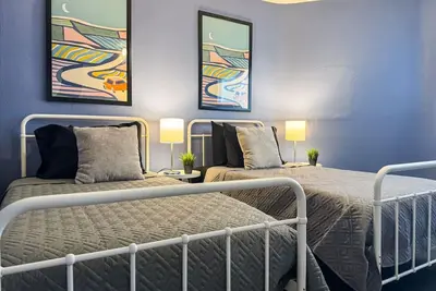 Image de Sleeps 6! Homey 2 Bedroom with 5 Beds + Wifi