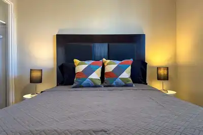 Image de 8 Large Apartments w/ 12 Bedrooms & Parking + Wifi