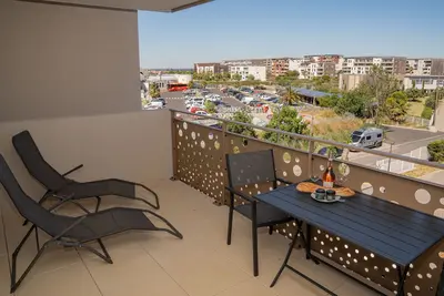 Confortable T2 avec terrasse, parking & vue étang