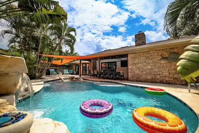 Image de Heated Pool-Game Room-King Beds-75in Tv-Sleeps 14