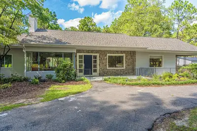 Image de Great Reviews! Welcome Golfers & Families located on 5 Acres of Privacy!