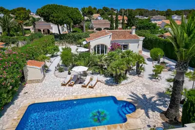 Image de Villa de style bohème de trois chambres avec piscine privée