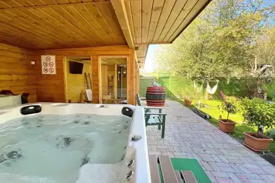Image de Maison de vacances avec un mobilier soigné, un bain à remous et un sauna