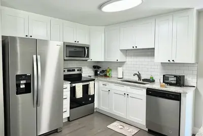 Image de Central 5-Br Retreat with Basement Kitchenette & Convenient Freeway Access