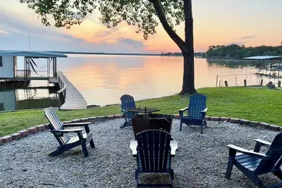 Image de Lake Front with Private Fishing Dock, Boat Lift, Fire Pit, Pavilion, & Game Room