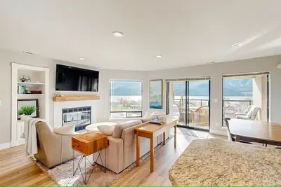 Image de Top-Floor Newly Remodeled 2-bed Condo w/ Lake View & Access, Hot Tub & 5 Pools