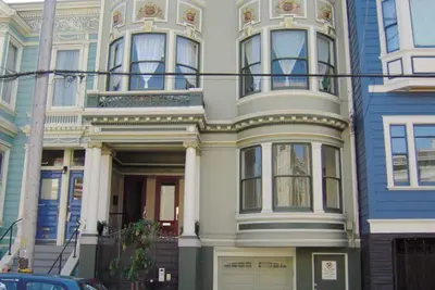 Image de Classic Edwardian Condo in Trendy Neighborhood Near Famous Parks