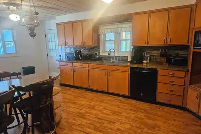 Image de Enjoy easy access to this  4 Bedroom smart home in downtown Hazleton Pa.