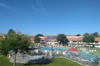 Image de Crescent Bar Condo: On the river with Pool, Gorge shuttle/Wineries, Ac