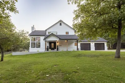Image de Your Luxury Lake Escape at This Stunning Property!