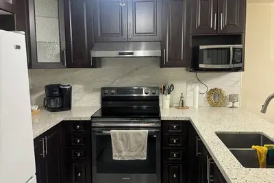 Image de Home away from Home: Close to Pearson Airport, Highways and Malls