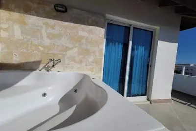 Image de 301-P Novelty, studio with private Jacuzzi.