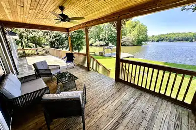 Image de Lovely, peaceful Lake-front house with beautiful view and sunsets!