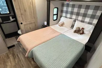 Image de 2-bedroom 2- Bath with Loft camper in charming Gadsden with Wi-Fi, Ac, and pool.